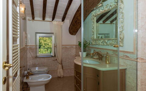 Villa Vorno: Muur, Loodgieterswerkinrichting, Wastafel In De Badkamer, Interieur Ontwerp, Badkamer, Wastafel, Flooring, Kraan, Loodgieter, Verdieping