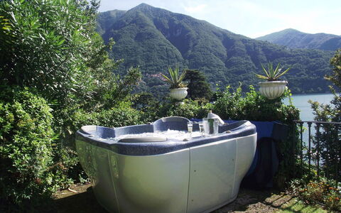 Zarina: Zwembad, Loodgieterswerkinrichting, Bad, Bloempot, Toevlucht, Jacuzzi, Buitenmeubels, Kamerplant, Waterpartij