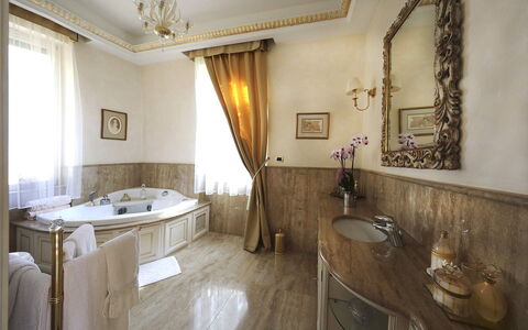 Zarina: Interieur Ontwerp, Verlichting, Meubilair, Loodgieterswerkinrichting, Lichte Inrichting, Verdieping, Kamer, Bad, Kraan, Badkamer