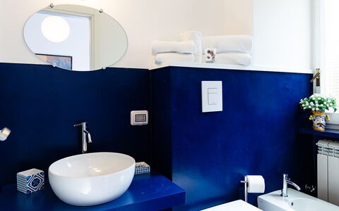 Casa Milena: Blauw, Loodgieterswerkinrichting, Badkamer, Flooring, Wastafel In De Badkamer, Wastafel, Kraan, Verdieping, Interieur Ontwerp, Loodgieter
