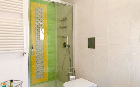 Casa Serena: Badkamer, Interieur Ontwerp, Loodgieterswerkinrichting, Flooring, Muur, Verdieping, Toilet, Wastafel, Wc Bril, Kraan