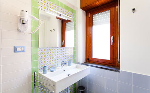 Casa Serena: Interieur Ontwerp, Flooring, Loodgieterswerkinrichting, Verdieping, Badkamer, Loodgieter, Kraan, Tegel, Plafond, Kamer