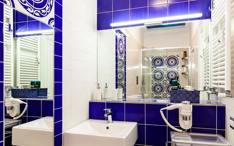 Casa Serena: Blauw, Flooring, Verdieping, Interieur Ontwerp, Tegel, Loodgieterswerkinrichting, Badkamer, Loodgieter, Mozaïek, Plafond