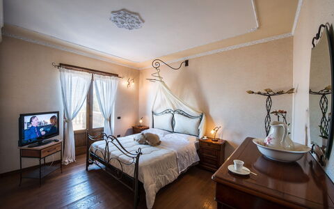 Villa Pandora: Meubilair, Slaapkamer, Interieur Ontwerp, Verlichting, Bed, Verdieping, Flooring, Bed Frame, Laken, Bedding