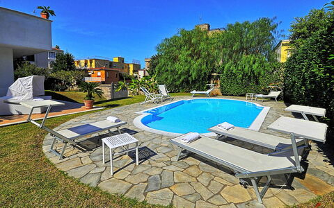 Villa Orlando: Zwembad, Buitenmeubels, Toevlucht, Ligstoel, Stoel, Tuin, Backyard, Landscaping, Landgoed, Schaduw