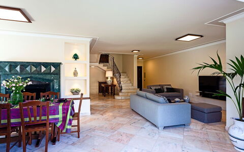 Villa Orlando: Meubilair, Interieur Ontwerp, Flooring, Verdieping, Muur, Bankstel, Plafond, Hout, Woonkamer, Kamer