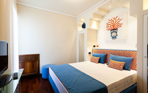 Villa Orlando: Interieur Ontwerp, Meubilair, Flooring, Slaapkamer, Bed, Verdieping, Hout, Kamer, Plafond, Laken