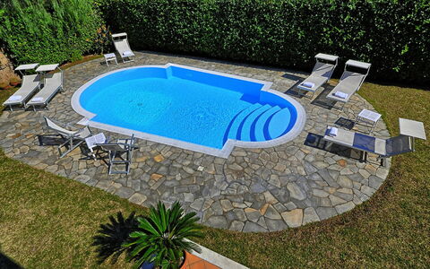 Villa Orlando: Zwembad, Blauw, Toevlucht, Samengesteld Materiaal, Buitenmeubels, Thermae, Hacienda, Landgoed, Ligstoel, Villa