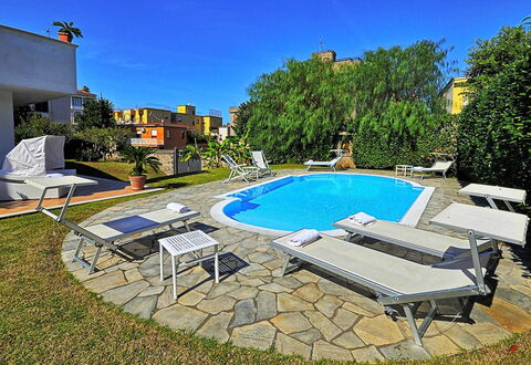 Villa Orlando: Zwembad, Buitenmeubels, Toevlucht, Ligstoel, Stoel, Tuin, Backyard, Landscaping, Landgoed, Schaduw