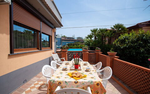 Villa Due Golfi: Huis, Bloempot, Balkon, Appartement, Kamerplant, Schaduw, Beits, Hacienda, Stoel