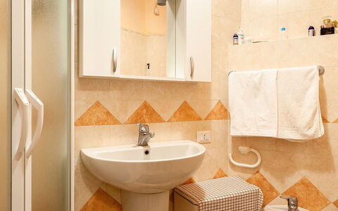 Villa Due Golfi: Interieur Ontwerp, Verdieping, Flooring, Hout, Loodgieterswerkinrichting, Wastafel In De Badkamer, Toilet, Wc Bril, Wastafel, Badkamer