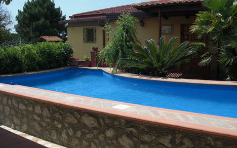 Villa Due Golfi: Zwembad, Samengesteld Materiaal, Waterpartij, Schaduw, Hacienda, Toevlucht, Eco Hotel, Backyard, Landscaping, Tegel