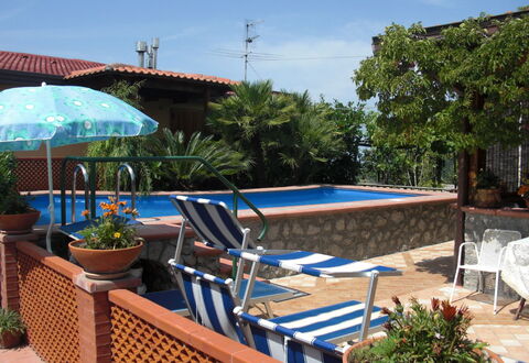 Villa Due Golfi: Meubilair, Zwembad, Buitenmeubels, Bloempot, Toevlucht, Stoel, Schaduw, Eco Hotel, Kamerplant, Paraplu