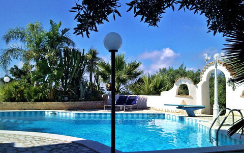 Villa Lo Capo: Zwembad, Meubilair, Buitenmeubels, Toevlucht, Stoel, Paraplu, Schaduw, Vrije Tijd, Eco Hotel, Flagstone