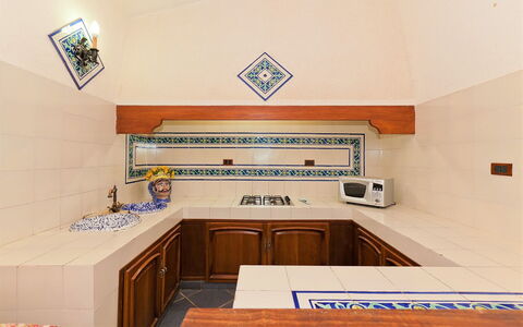 Villa Lo Capo: Flooring, Interieur Ontwerp, Verdieping, Keuken, Plafond, Countertop, Tegel, Kamer, Beits, Cabinetry