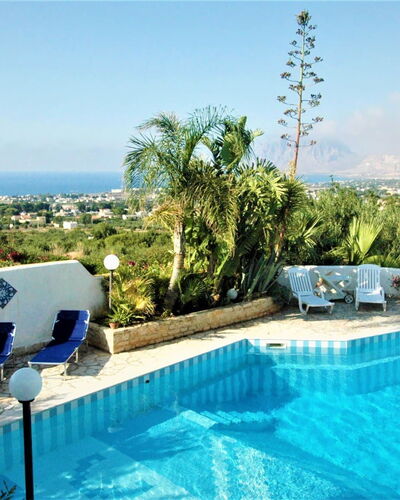 Villa Lo Capo: Blauw, Zwembad, Toevlucht, Buitenmeubels, Meubilair, Eco Hotel, Stoel, Hacienda, Ligstoel, Bloempot