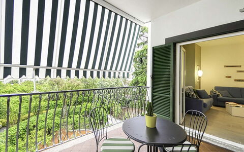 Casa Primavera: Meubilair, Stoel, Buitenmeubels, Schaduw, Balkon, Buitentafel, Keuken En Eettafel, Kamerplant, Luifel, Eco Hotel