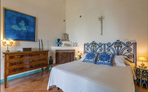 Villa Olivia: Interieur Ontwerp, Meubilair, Flooring, Verdieping, Kamer, Slaapkamer, Linens, Bed, Kamerplant, Bloempot
