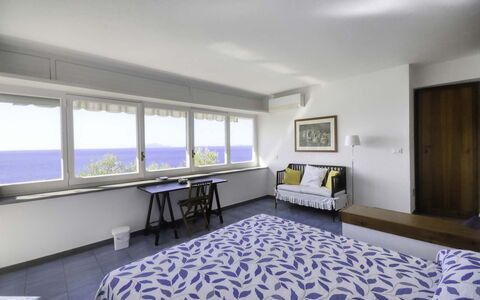 Casa Lubrense: Meubilair, Interieur Ontwerp, Slaapkamer, Bed, Hout, Verdieping, Flooring, Laken, Kamer, Bedding