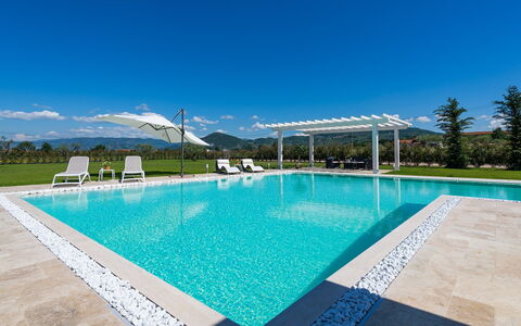 Villa Monsummano: Blauw, Zwembad, Water, Toevlucht, Samengesteld Materiaal, Eco Hotel, Vrije Tijd, Buitenmeubels, Schaduw, Landscaping