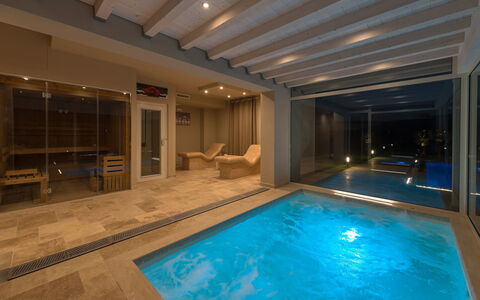 Villa Monsummano: Interieur Ontwerp, Zwembad, Flooring, Verlichting, Verdieping, Toevlucht, Meubilair, Bad, Plafond