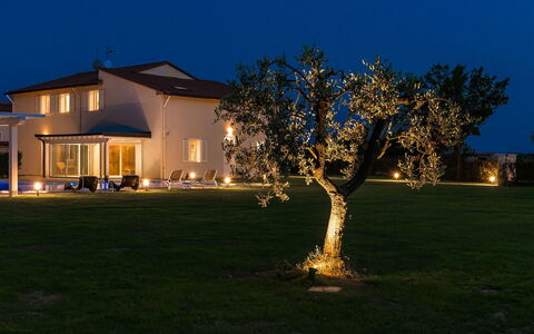 Villa Monsummano: Blauw, Huis, Tuin, Gazon, Schemer, Avond, Werf, Landgoed, Nacht, Backyard