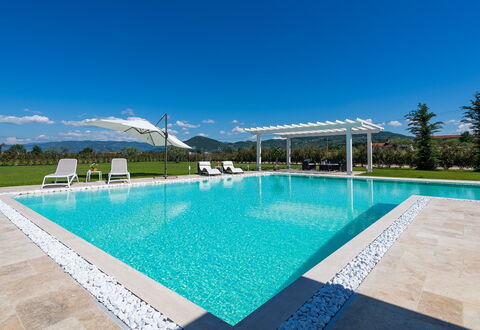 Villa Monsummano: Blauw, Zwembad, Water, Toevlucht, Samengesteld Materiaal, Eco Hotel, Vrije Tijd, Buitenmeubels, Schaduw, Landscaping