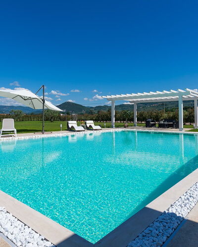 Villa Monsummano: Blauw, Zwembad, Water, Toevlucht, Samengesteld Materiaal, Eco Hotel, Vrije Tijd, Buitenmeubels, Schaduw, Landscaping