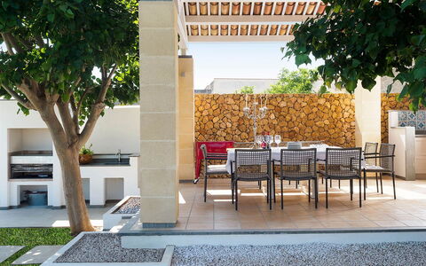 Sun Stone: Meubilair, Buitenmeubels, Tuin, Stoel, Flooring, Bloempot, Schaduw, Patio, Landscaping, Backyard