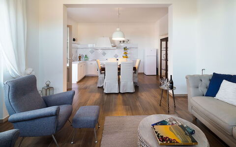 Sun Stone: Meubilair, Interieur Ontwerp, Flooring, Verdieping, Bankstel, Kamer, Hout, Tafel, Plafond, Woonkamer