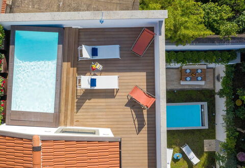 The Ivy Penthouse: Zwembad, Samengesteld Materiaal, Vrije Tijd, Buitenmeubels, Toevlucht, Beits, Eco Hotel, Schaduw, Stoel, Dek