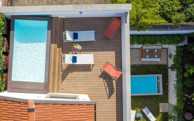 The Ivy Penthouse: Zwembad, Samengesteld Materiaal, Vrije Tijd, Buitenmeubels, Toevlucht, Beits, Eco Hotel, Schaduw, Stoel, Dek