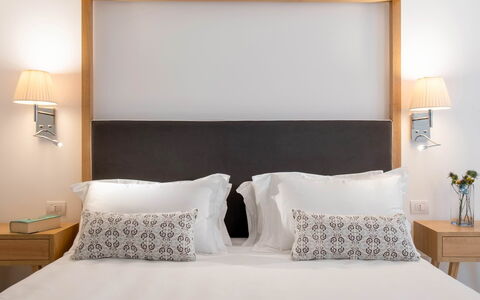 Suite Plumbago: Meubilair, Bed, Interieur Ontwerp, Slaapkamer, Bedding, Hout, Linens, Laken, Kamer, Verlichting