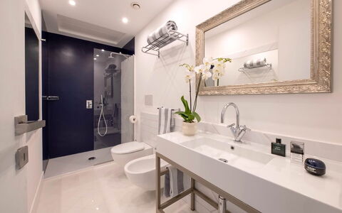 Suite Plumbago: Badkamer, Loodgieterswerkinrichting, Interieur Ontwerp, Wastafel In De Badkamer, Spiegel, Wastafel, Flooring, Verdieping, Kraan, Badkamerkast