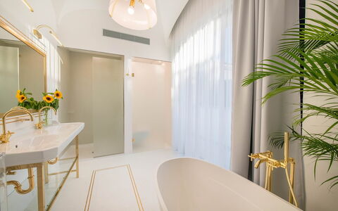 Suite Agave: Loodgieterswerkinrichting, Interieur Ontwerp, Badkamer, Loodgieter, Kraan, Plafond, Lichte Inrichting, Bad, Gieten, Wastafel