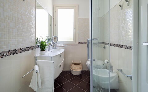 Villa Rossini: Badkamer, Loodgieterswerkinrichting, Wastafel In De Badkamer, Flooring, Wastafel, Toilet, Interieur Ontwerp, Verdieping, Wc Bril, Kraan