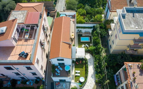 The Ivy Villa: Gebouw, Woongebied, Huis, Huis, Buurt,  Dorf\, Dak, Appartement, Stedelijk Ontwerp, Menselijke Nederzetting