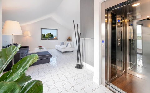 The Ivy Villa: Flooring, Verdieping, Interieur Ontwerp, Plafond, Appartement, Lichte Inrichting, Daylighting, Woonkamer, Bankstel