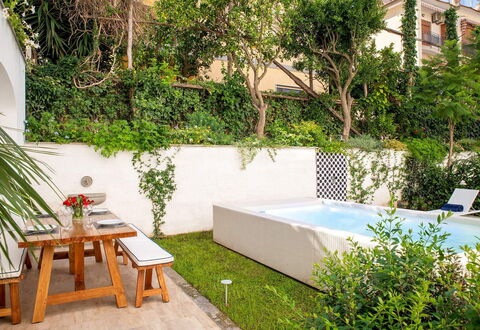 The Ivy Villa: Tuin, Bloempot, Buitenmeubels, Vrije Tijd, Zwembad, Kamerplant, Eco Hotel, Backyard, Binnenplaats, Schaduw