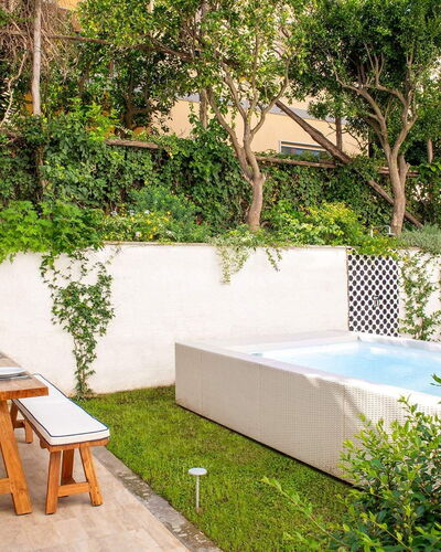 The Ivy Villa: Tuin, Bloempot, Buitenmeubels, Vrije Tijd, Zwembad, Kamerplant, Eco Hotel, Backyard, Binnenplaats, Schaduw