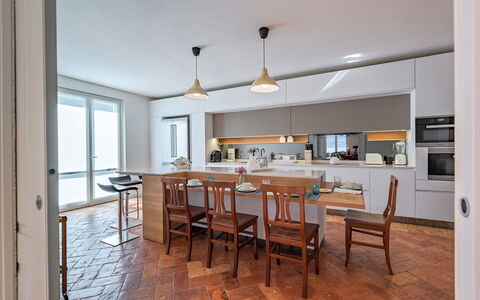 Villa Angela: Meubilair, Interieur Ontwerp, Flooring, Keuken, Countertop, Verdieping, Hout, Stoel, Plafond, Keuken En Eettafel