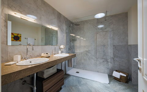 Villa Angela: Flooring, Wastafel In De Badkamer, Loodgieterswerkinrichting, Interieur Ontwerp, Muur, Badkamer, Verdieping, Wastafel, Kraan, Plafond