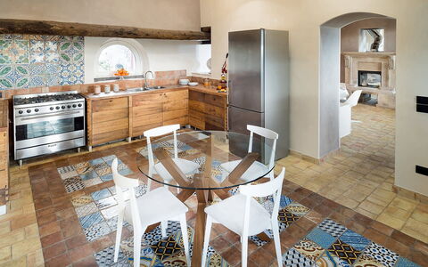 Villa Magical Tower: Meubilair, Flooring, Interieur Ontwerp, Verdieping, Keuken, Hout, Countertop, Stoel, Verlichting, Tegel