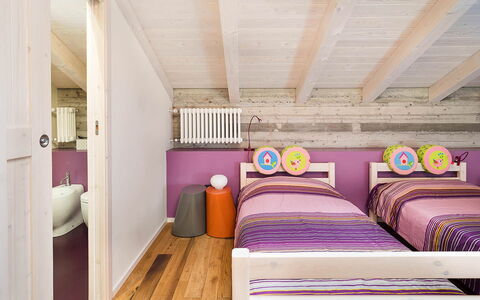 Villa Magical Tower: Meubilair, Interieur Ontwerp, Slaapkamer, Bed, Flooring, Verdieping, Hout, Plafond, Kamer, Huis