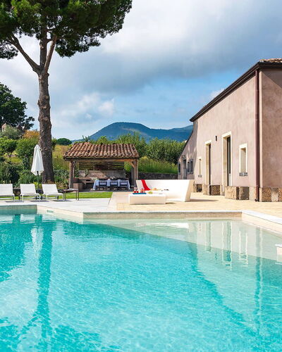 Villa Magical Tower: Zwembad, Landgoed, Toevlucht, Thermae, Waterpartij, Hacienda, Landscaping, Villa, Binnenplaats, Reflecting Pool