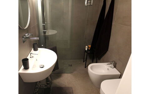 Trulli Maria: Badkamer, Loodgieterswerkinrichting, Flooring, Verdieping, Toilet, Interieur Ontwerp, Wc Bril, Loodgieter, Wastafel, Wastafel In De Badkamer