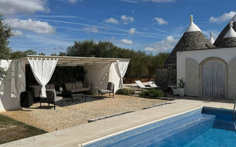 Trulli Maria: Buitenmeubels, Flagstone, Schaduw, Stoel, Landscaping, Zwembad, Outdoor Structuur, Werf, Backyard, Patio