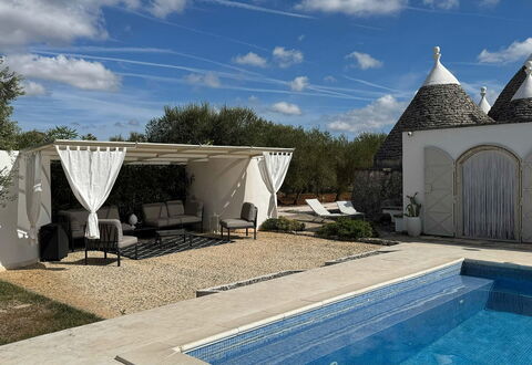 Trulli Maria: Buitenmeubels, Flagstone, Schaduw, Stoel, Landscaping, Zwembad, Outdoor Structuur, Werf, Backyard, Patio
