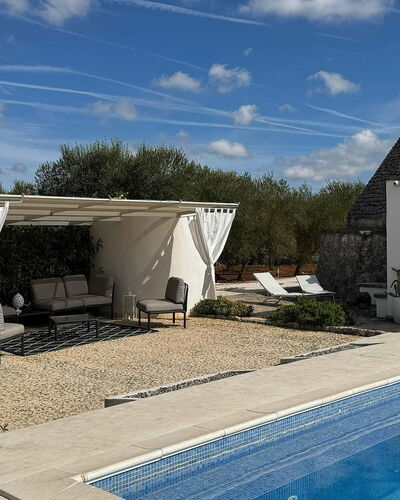 Trulli Maria: Buitenmeubels, Flagstone, Schaduw, Stoel, Landscaping, Zwembad, Outdoor Structuur, Werf, Backyard, Patio