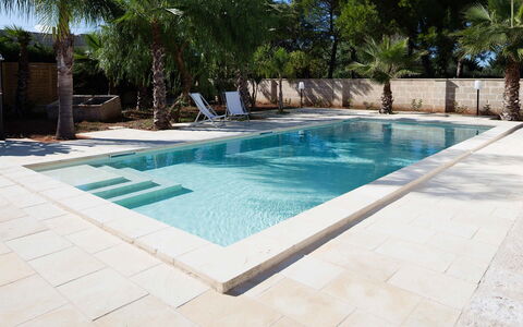 Villa Salentina: Zwembad, Flooring, Verdieping, Samengesteld Materiaal, Tegel, Toevlucht, Beton, Schaduw, Waterpartij, Flagstone
